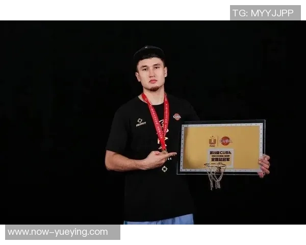 吾米提江感动小球迷泪水流下表达榜样力量与快乐心情